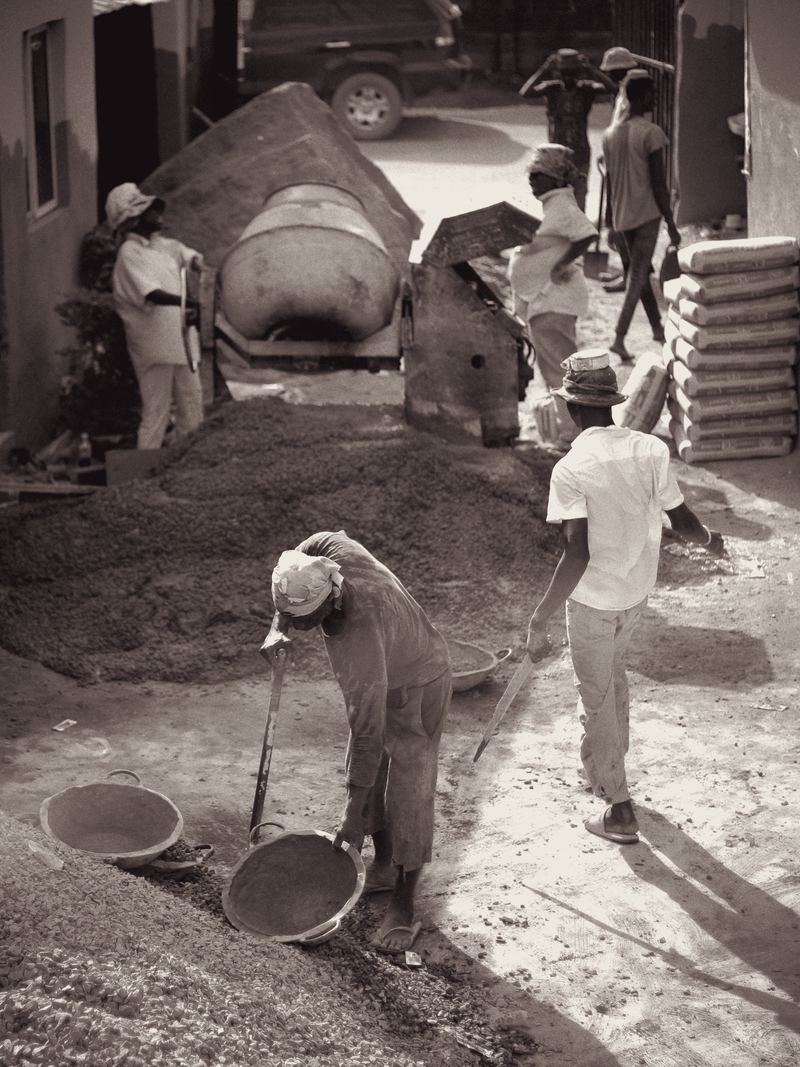 Frente de serviço de terraplenagem e preparo de base em canteiro.